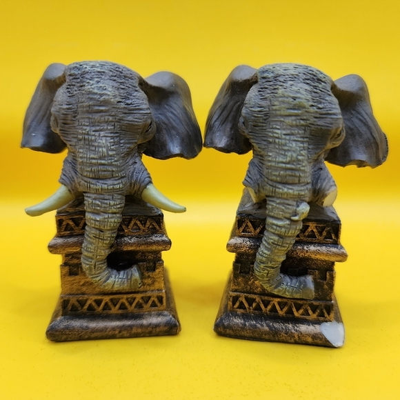 2 Wild Animals of Africa Elephants Brown Black Chess Pieces Ben Homer 2002
